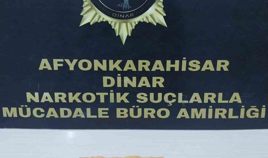 Afyonkarahisar’da polis ekipleri tarafından durdurulan bir otomobilde uyuşturucu madde bulundurdukları
