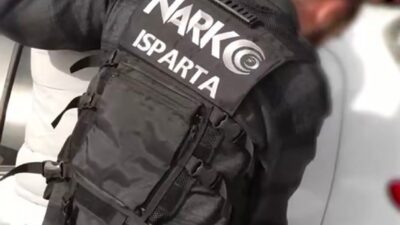 Isparta’da polis ekipleri tarafından gerçekleştirilen narkotik operasyonlarda çeşitli uyuşturucu maddeler