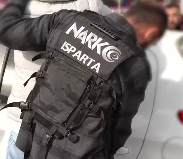 Isparta’da polis ekipleri tarafından gerçekleştirilen narkotik operasyonlarda çeşitli uyuşturucu maddeler