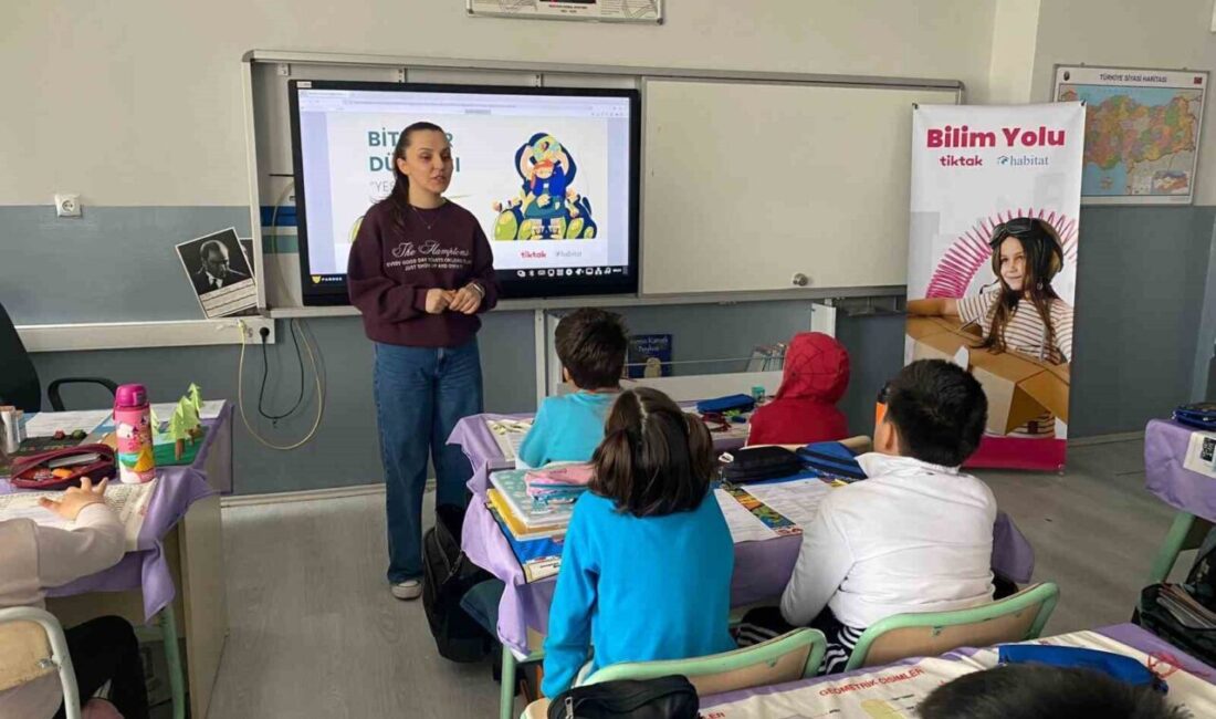 Eskişehir Vali Münir Raif Güney İlkokulu’nda düzenlenen bilim ve teknoloji