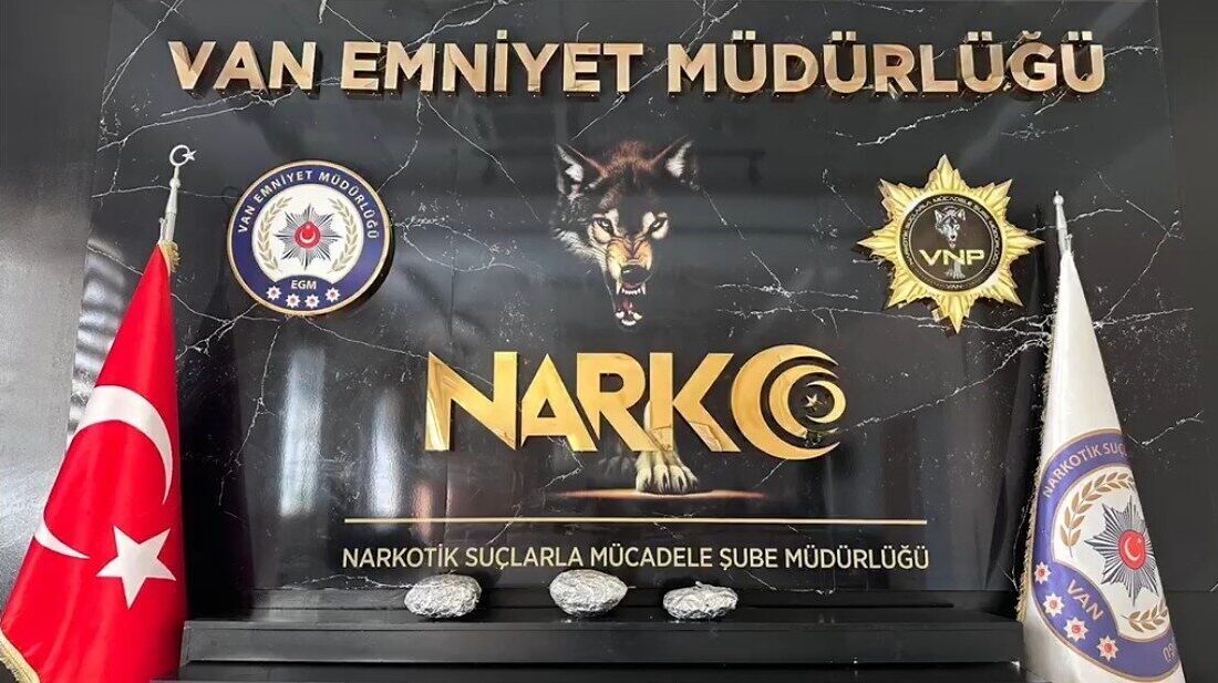 Van’da polis ekipleri tarafından bir araçta yapılan aramada, 4 kilo