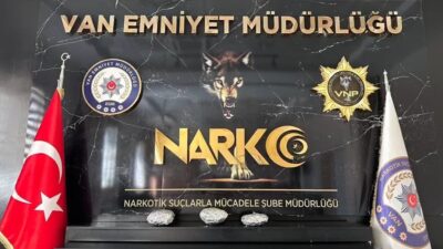 Van’da polis ekipleri tarafından bir araçta yapılan aramada, 4 kilo