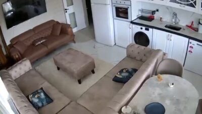 Van’ın Tuşba ilçesinde meydana gelen 5.2 büyüklüğündeki deprem anında bir