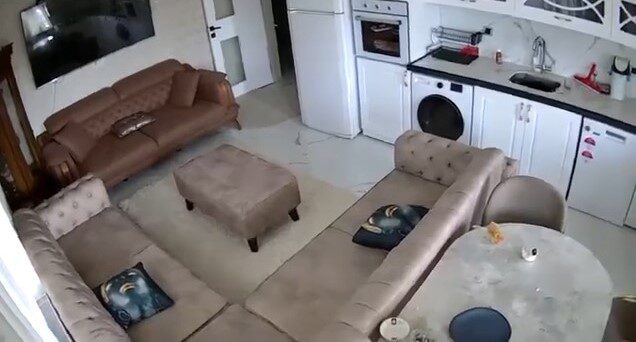 Van’ın Tuşba ilçesinde meydana gelen 5.2 büyüklüğündeki deprem anında bir