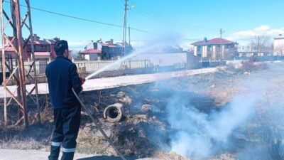 Edremit ilçesine bağlı Yeni Cami Mahallesi’nde meydana gelen anız yangını,