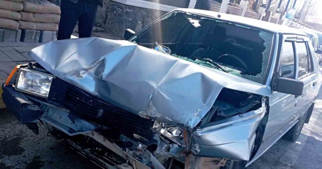 Van’ın Edremit ilçesinde meydana gelen trafik kazasında, otomobil ile kamyonet