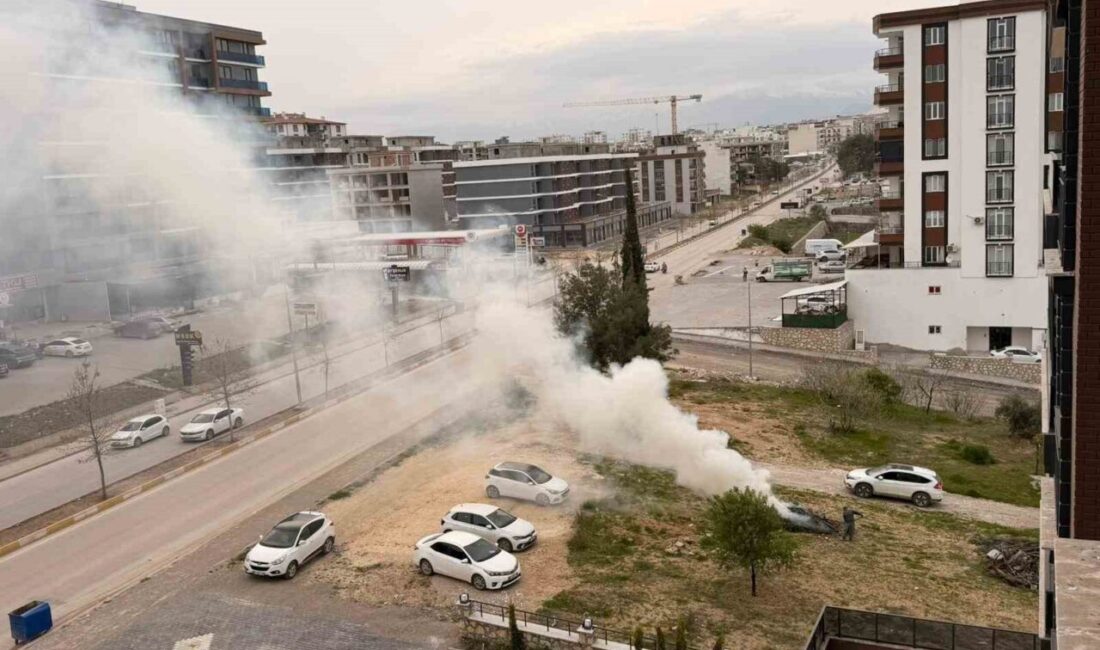 Adıyaman’da, bir kişinin atık malzemeleri ateşe vererek çıkardığı yangını söndürmek