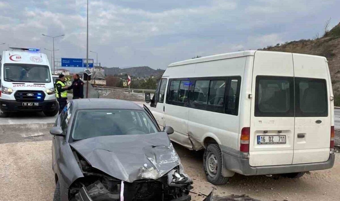 Bilecik’te yaşanan trafik kazasında, bir otomobilin virajı alamayarak park halindeki