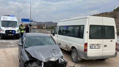 Bilecik’te yaşanan trafik kazasında, bir otomobilin virajı alamayarak park halindeki
