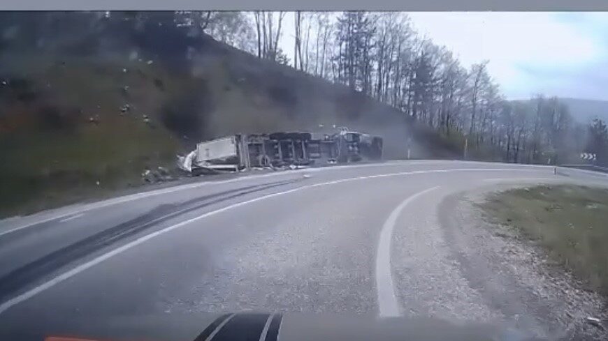 Bursa’nın İnegöl ilçesinde meydana gelen bir kazada, virajı alamayan su