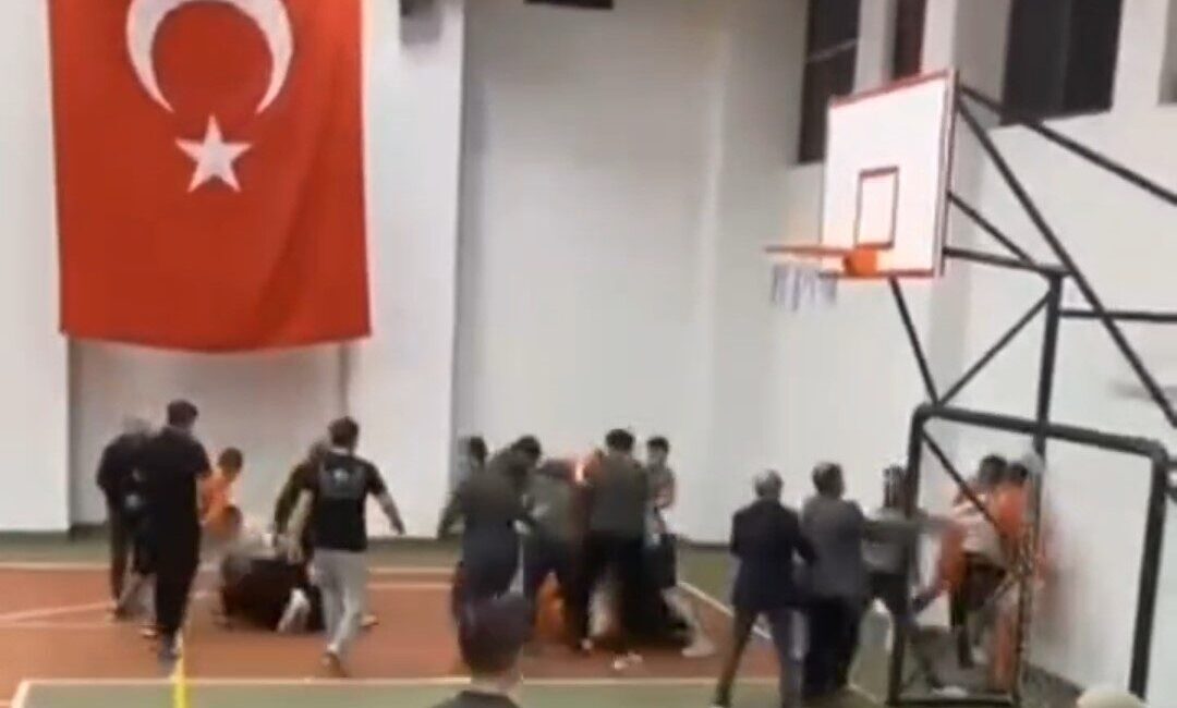 Aladağ ilçesinde gerçekleşen voleybol turnuvasında çıkan olayda 6 öğretmen saldırıya