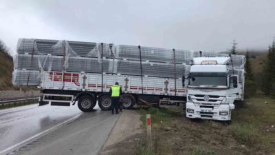 Samsun’un Kavak ilçesinde, yağış sebebiyle meydana gelen kazada bir tır