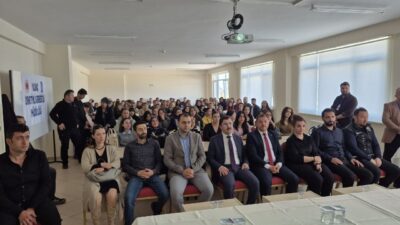 Yalvaç, Isparta ilçesinde düzenlenen bağımlılıkla mücadele panelinde uzmanlar, bağımlılığın bireysel