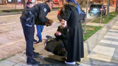 Aksaray’da bir market önünde meydana gelen “yan baktın” kavgasında taş