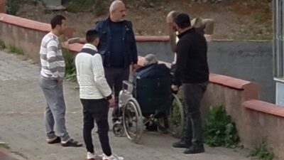 Kahramanmaraş’ta yaşanan olayda bir genç, tekerlekli sandalye ile götürdüğü babasına
