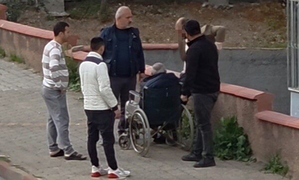 Kahramanmaraş’ta yaşanan olayda bir genç, tekerlekli sandalye ile götürdüğü babasına
