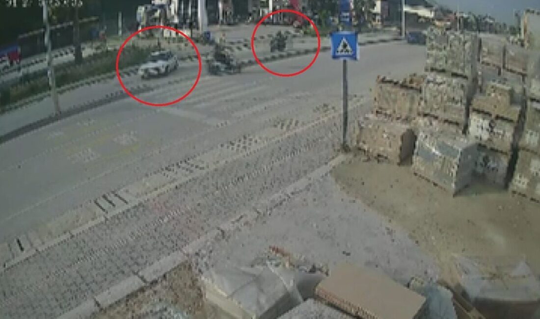 Antakya ilçesinde yaşanan bir trafik kazası, seyir halindeki bir motosikletin