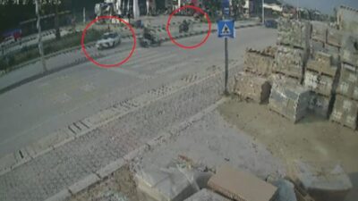 Antakya ilçesinde yaşanan bir trafik kazası, seyir halindeki bir motosikletin