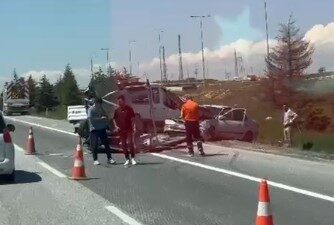 Eskişehir’deki trafik kazasında, bir aracın yol şeridi çeken araca çarpması