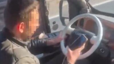 Silivri ilçesinde seyir halindeki dolu minibüsü kullanan şoför, telefonla meşgul