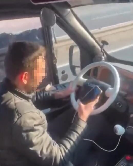 Silivri ilçesinde seyir halindeki dolu minibüsü kullanan şoför, telefonla meşgul