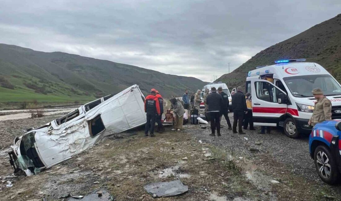 Muş-Bulanık karayolunda yaşanan bir kaza sonucunda, yolcu minibüsü dere yatağına