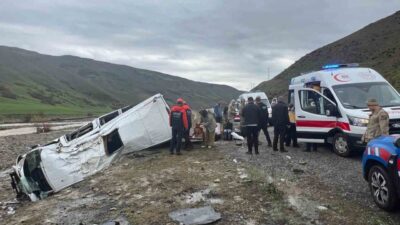 Muş-Bulanık karayolunda yaşanan bir kaza sonucunda, yolcu minibüsü dere yatağına