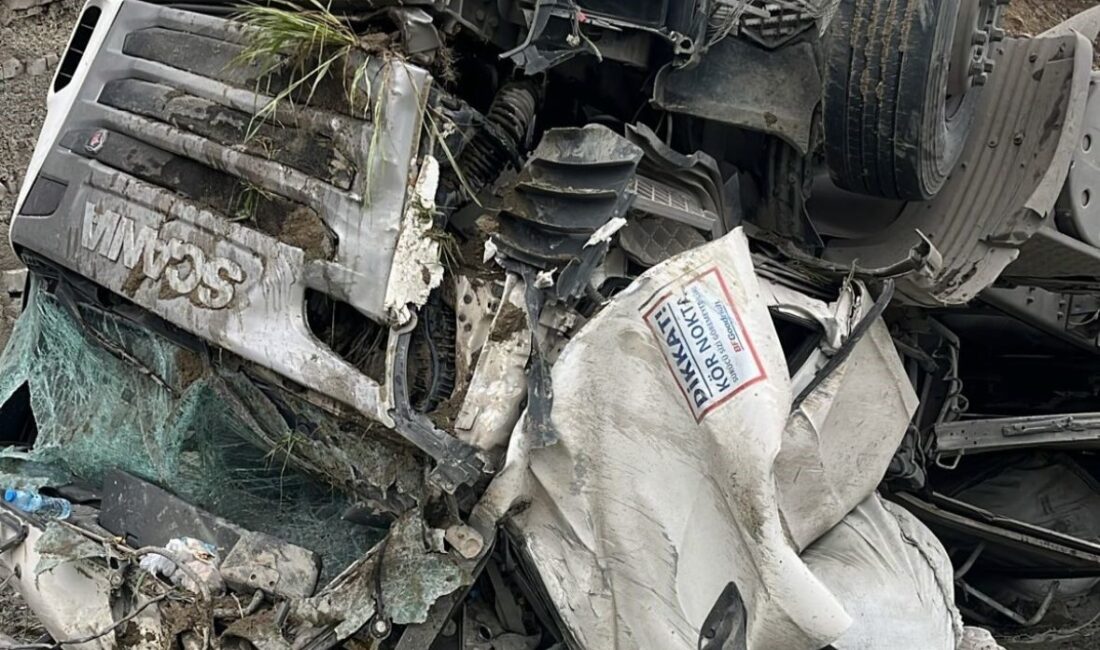 Burdur’da yaşanan bir trafik kazasında sürücü, direksiyon hakimiyetini kaybederek devrilen