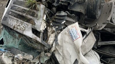 Burdur’da yaşanan bir trafik kazasında sürücü, direksiyon hakimiyetini kaybederek devrilen