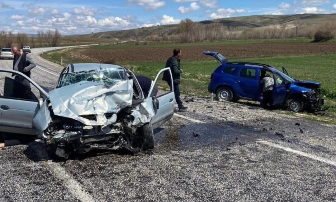 Yozgat’ta otomobiller çarpıştı, 4 kişi yaralandı. Edinilen bilgiye göre kaza