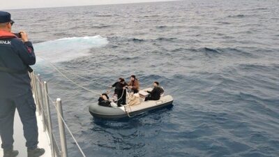 İzmir’in Seferihisar ilçesi açıklarında Sahil Güvenlik birlikleri tarafından Yunanistan’a geri