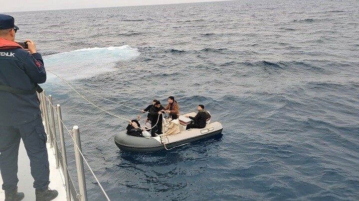 İzmir’in Seferihisar ilçesi açıklarında Sahil Güvenlik birlikleri tarafından Yunanistan’a geri