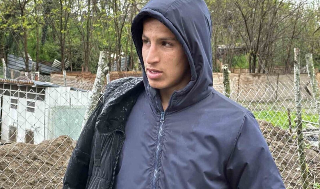 Sakarya Nehri kıyısında balık tutmaya giden bir çocuk, oltaya takılan