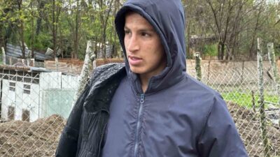 Sakarya Nehri kıyısında balık tutmaya giden bir çocuk, oltaya takılan