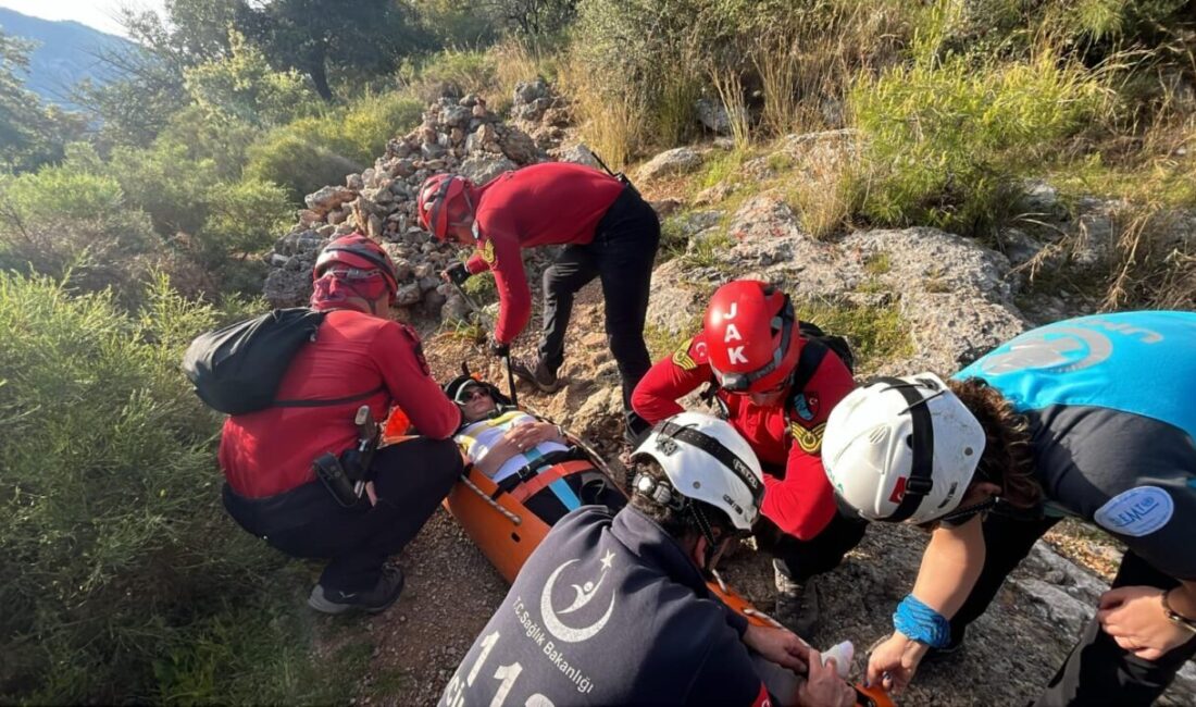 Muğla’nın Fethiye ilçesinde yürüyüş yaparken düşüp ayağı kırılan bir kişi,