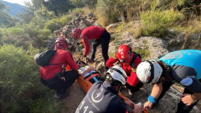 Muğla’nın Fethiye ilçesinde yürüyüş yaparken düşüp ayağı kırılan bir kişi,