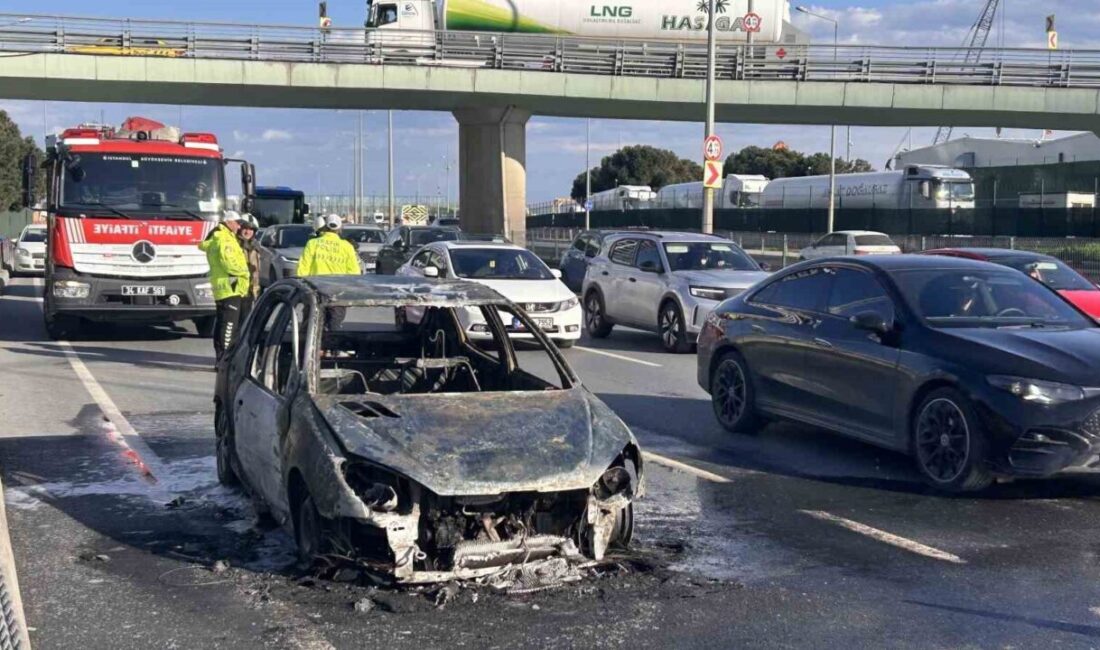 Zeytinburnu sahil yolunda seyir halindeki bir araçta çıkan yangın görüntülendi.