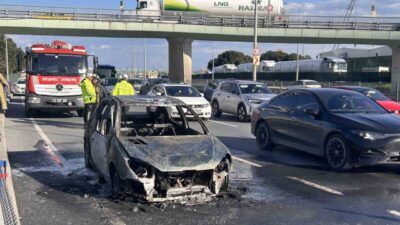 Zeytinburnu sahil yolunda seyir halindeki bir araçta çıkan yangın görüntülendi.