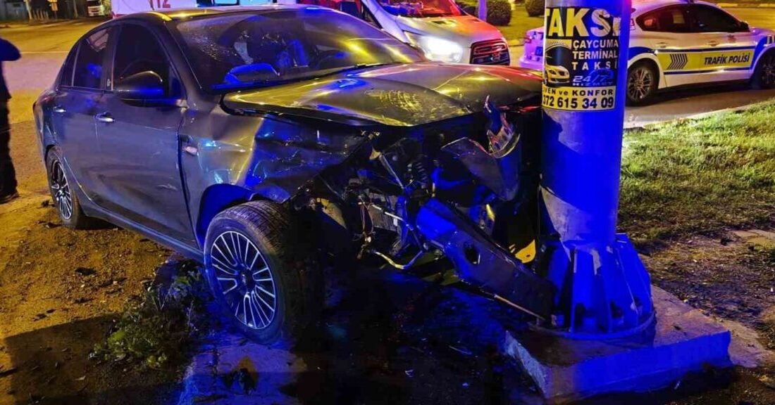 Çaycuma ilçesinde meydana gelen trafik kazasında, kontrolü kaybeden bir otomobil