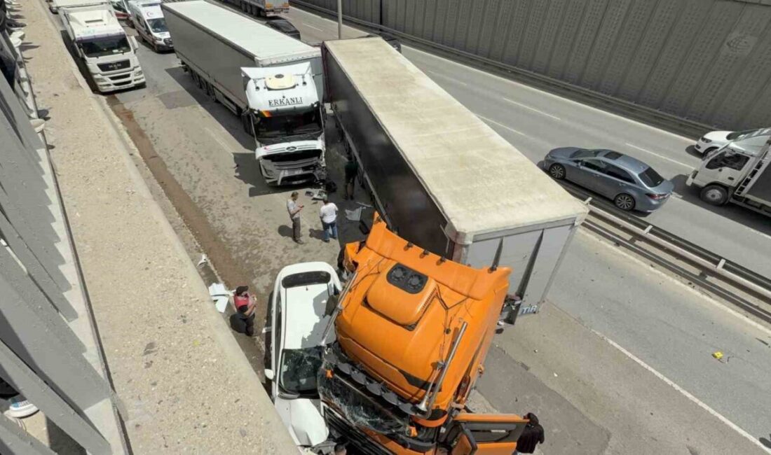 Eskişehir’de yaşanan trafik kazasında, iki tır ile bir otomobilin karıştığı