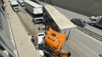 Eskişehir’de yaşanan trafik kazasında, iki tır ile bir otomobilin karıştığı