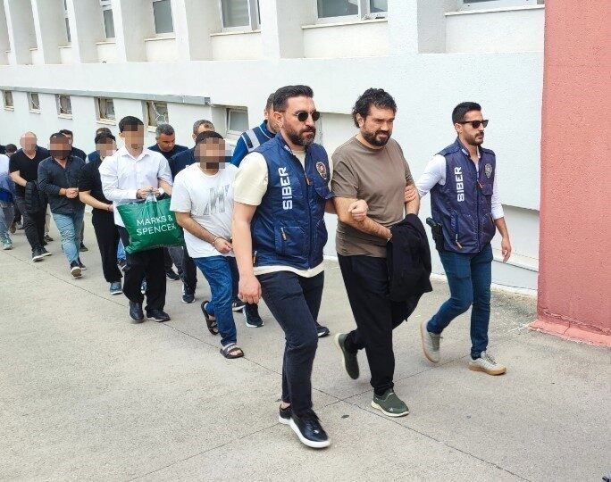 Adana’da siber dolandırıcılık soruşturması kapsamında bir cep telefonunun şifresinin kırılması