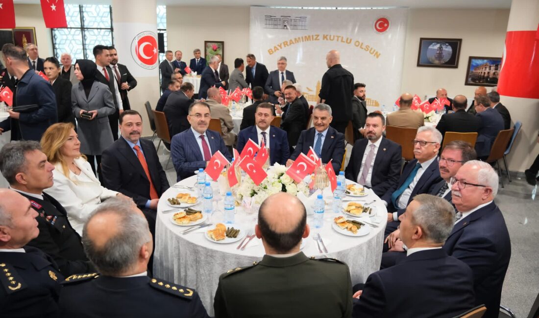 Kurban Bayramı dolayısıyla Yozgat Valiliği Fuaye Salonu’nda bayramlaşma programı düzenlendi.