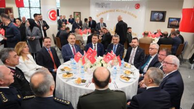 Kurban Bayramı dolayısıyla Yozgat Valiliği Fuaye Salonu’nda bayramlaşma programı düzenlendi.