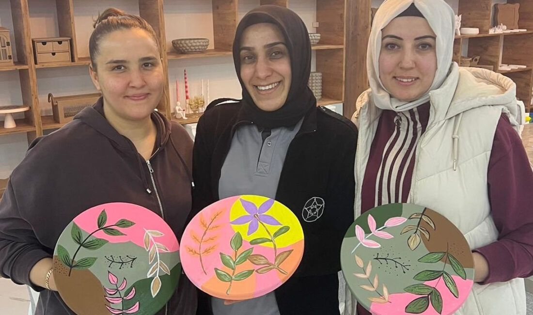 Çiçekdağı Belediye Başkanlığı bünyesinde faaliyet gösteren Sanat Kafe, ilçedeki sanatseverlerin