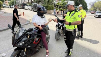 Adana’da, polis ekipleri tarafından trafik kontrolü sırasında 274 motosiklet sürücüsüne
