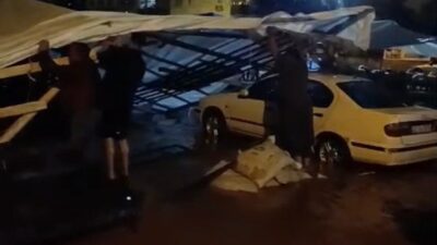 Adana’da gece saatlerinde meydana gelen şiddetli yağışlar, hayatı olumsuz etkiledi.