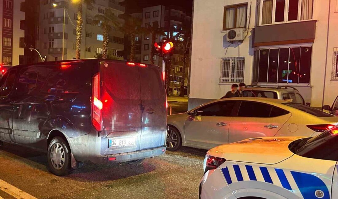 Adana’nın Ceyhan ilçesinde bir sitede gerçekleşen silahlı saldırıda sırtından vurulan