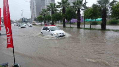 Adana’da şiddetli yağmur hayatı olumsuz etkiledi. Merkezde bulunan Seyhan ve