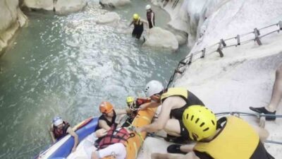 Antalya’ya tatil için gelen bir yabancı turist, Göynük Kanyonu’nda yürüyüş
